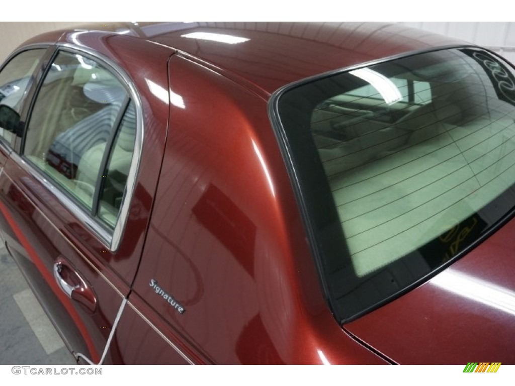 2003 Town Car Signature - Autumn Red Metallic / Medium Dark Parchment/Light Parchment photo #91