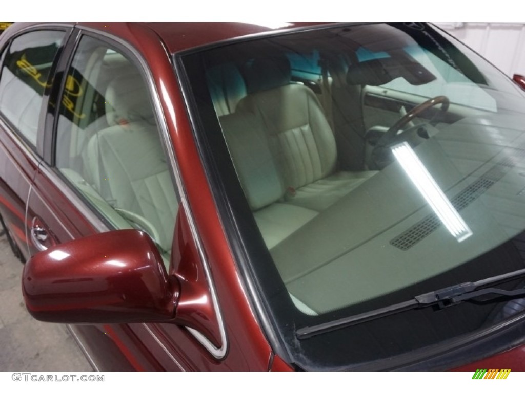 2003 Town Car Signature - Autumn Red Metallic / Medium Dark Parchment/Light Parchment photo #95