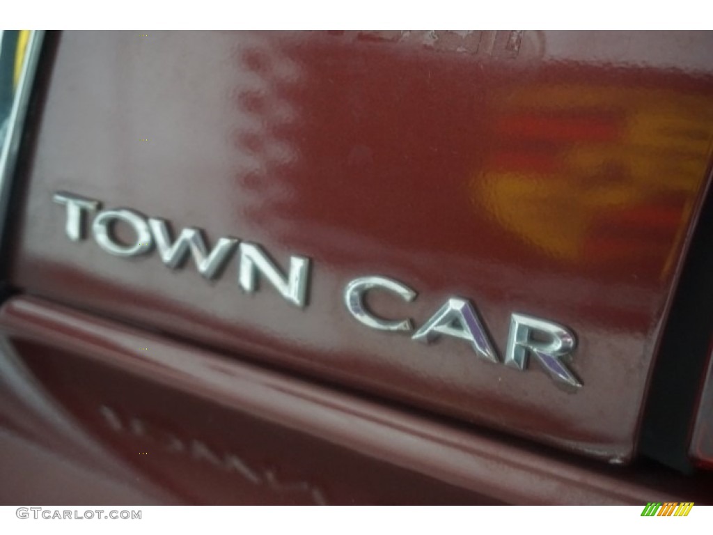 2003 Town Car Signature - Autumn Red Metallic / Medium Dark Parchment/Light Parchment photo #98