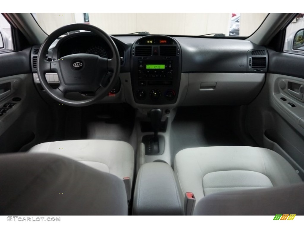 2006 Spectra EX Sedan - Clear Silver / Beige photo #26