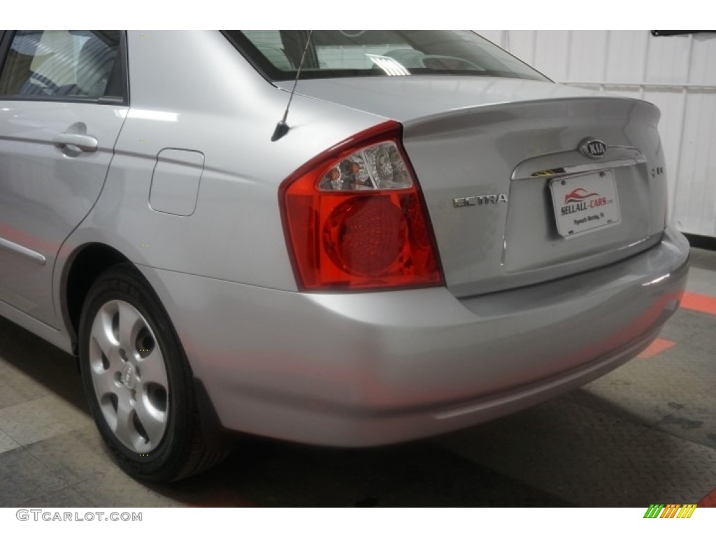 2006 Spectra EX Sedan - Clear Silver / Beige photo #61