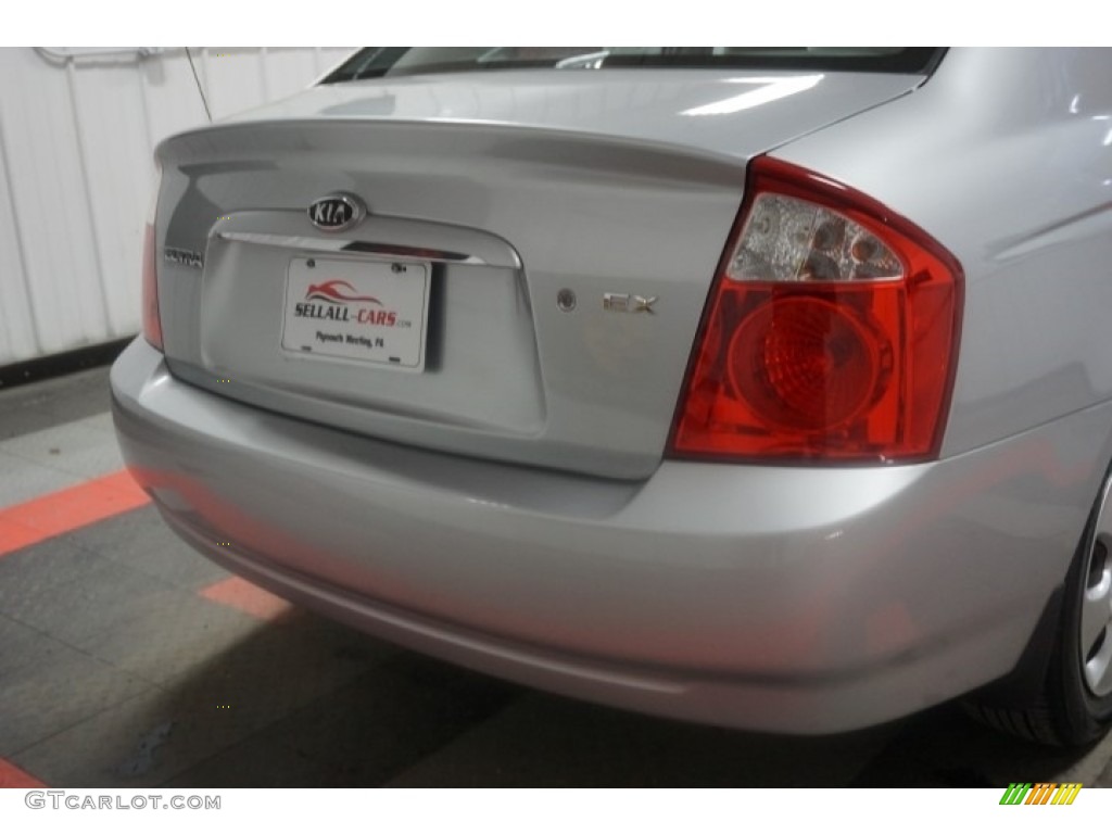2006 Spectra EX Sedan - Clear Silver / Beige photo #62