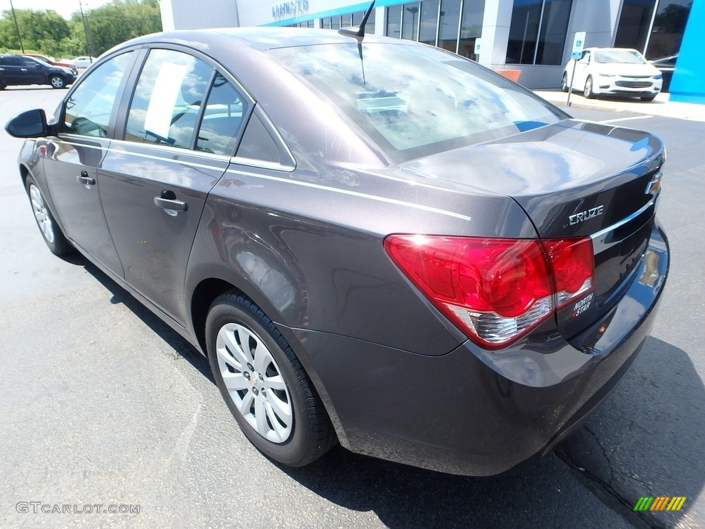 2011 Cruze LS - Taupe Gray Metallic / Jet Black/Medium Titanium photo #4