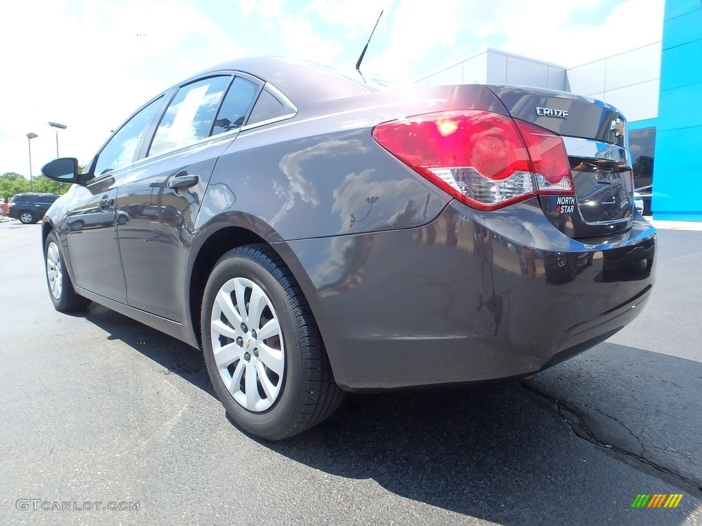 2011 Cruze LS - Taupe Gray Metallic / Jet Black/Medium Titanium photo #5