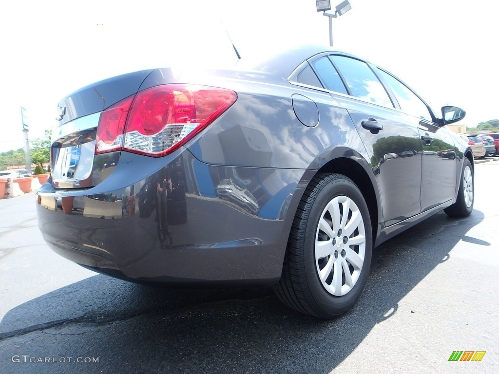 2011 Cruze LS - Taupe Gray Metallic / Jet Black/Medium Titanium photo #9