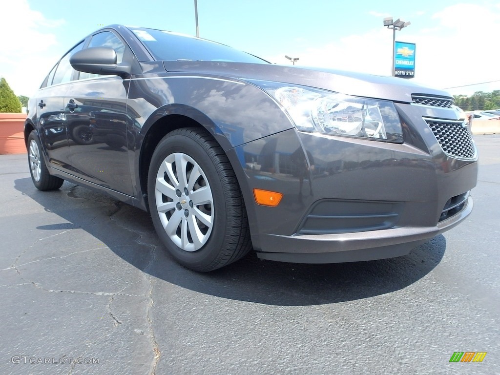 2011 Cruze LS - Taupe Gray Metallic / Jet Black/Medium Titanium photo #12