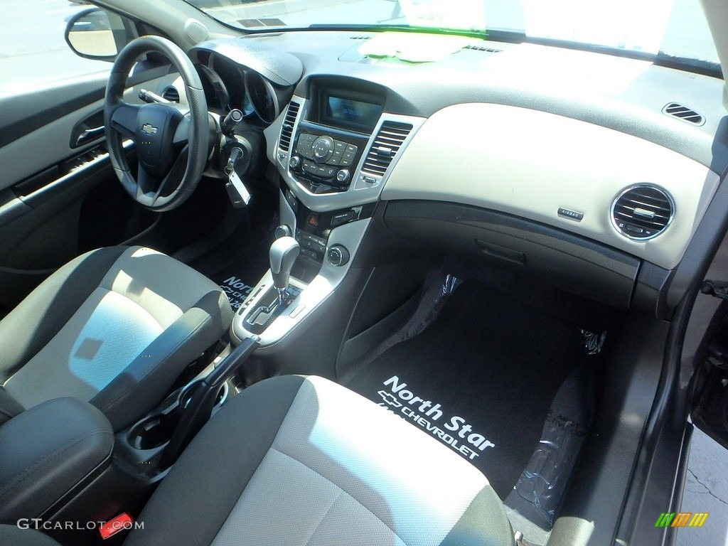 2011 Cruze LS - Taupe Gray Metallic / Jet Black/Medium Titanium photo #16