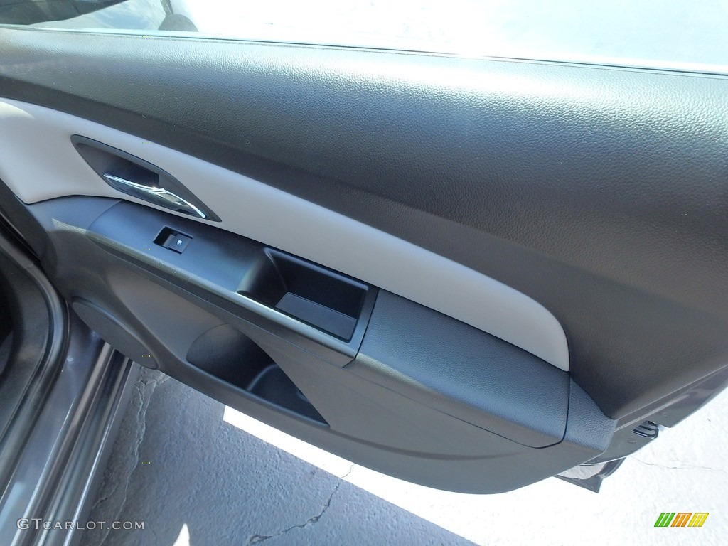 2011 Cruze LS - Taupe Gray Metallic / Jet Black/Medium Titanium photo #17