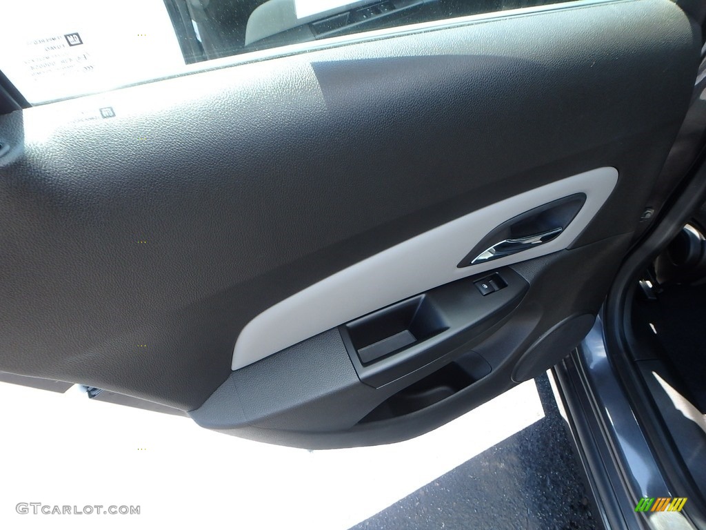 2011 Cruze LS - Taupe Gray Metallic / Jet Black/Medium Titanium photo #23