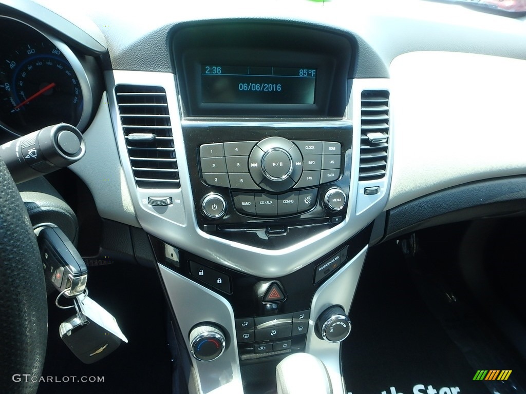2011 Cruze LS - Taupe Gray Metallic / Jet Black/Medium Titanium photo #28