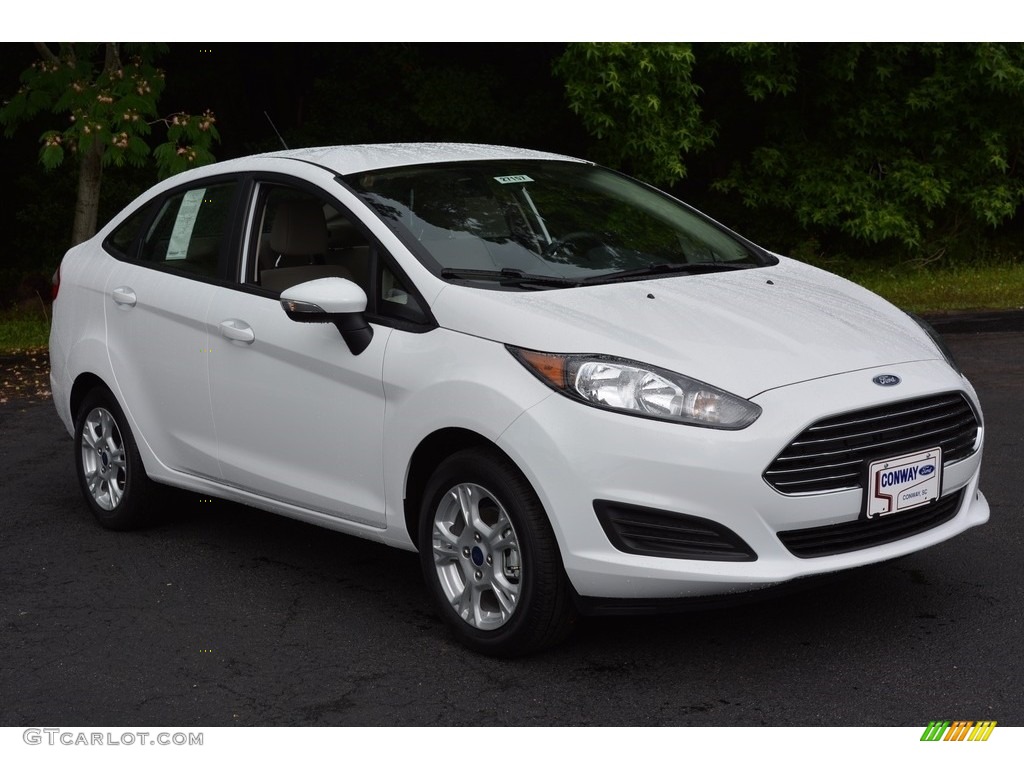 2016 Fiesta SE Sedan - Oxford White / Medium Light Stone photo #1