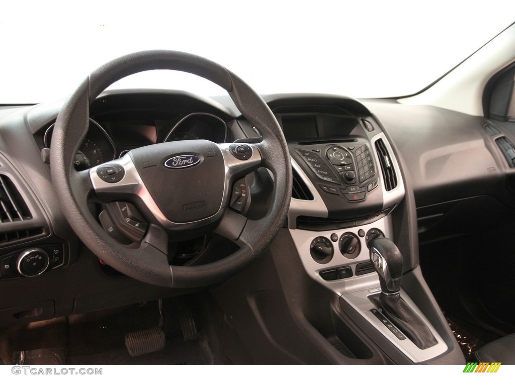 2013 Focus SE Sedan - Race Red / Charcoal Black photo #6