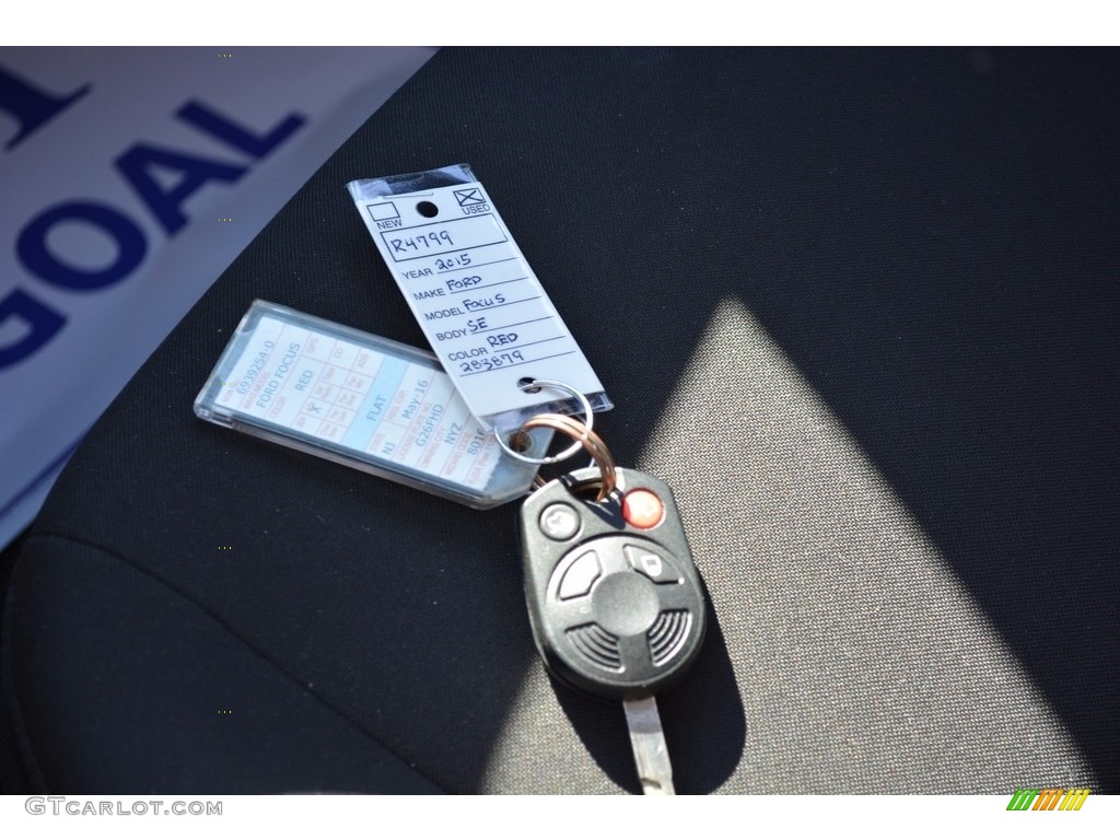 2015 Focus SE Sedan - Race Red / Charcoal Black photo #46