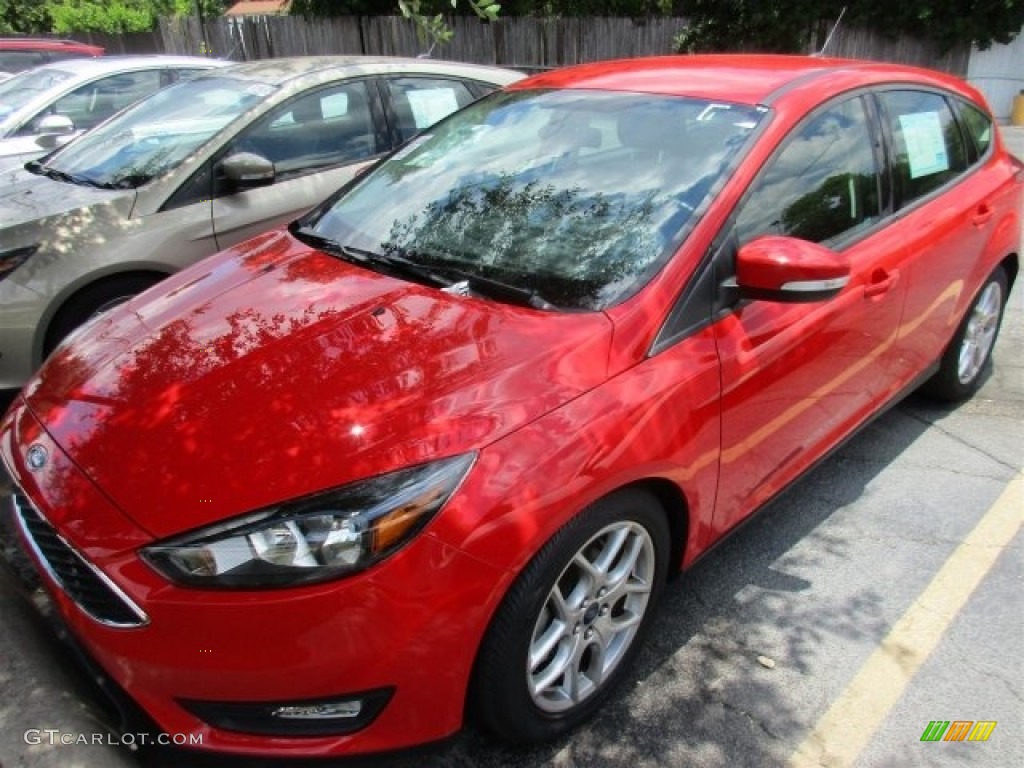 2015 Focus SE Hatchback - Race Red / Charcoal Black photo #2