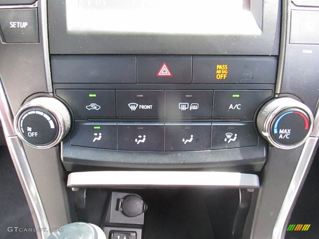 2015 Camry SE - Attitude Black Metallic / Black photo #44