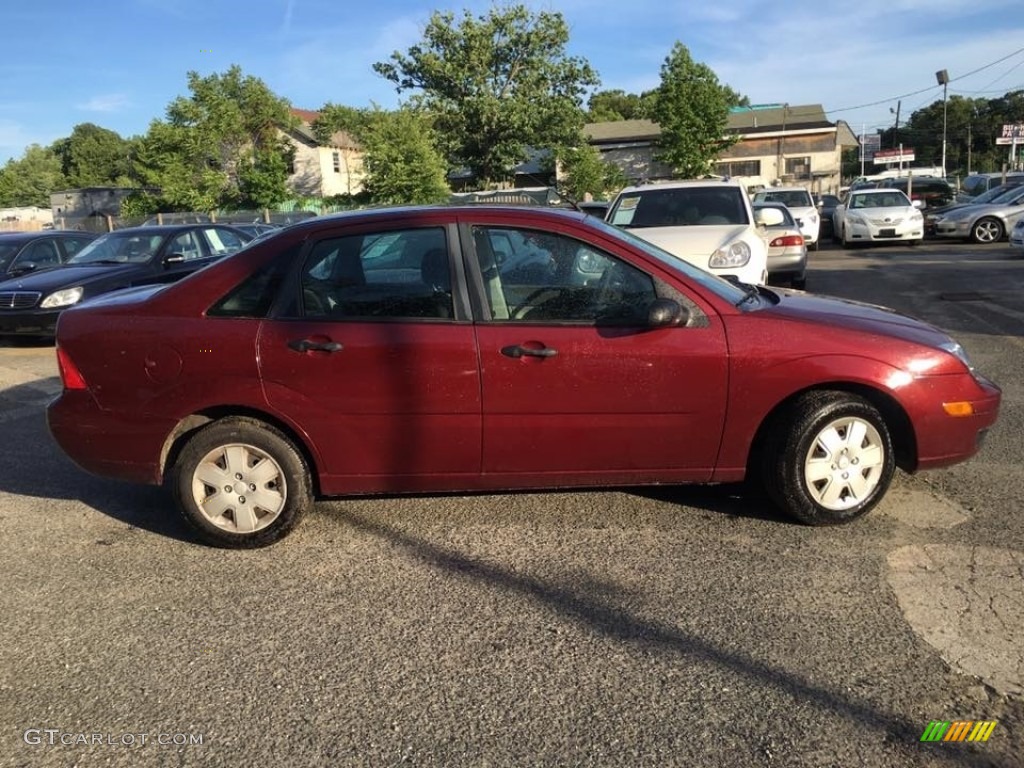 2007 Focus ZX4 SE Sedan - Dark Toreador Red Metallic / Charcoal/Light Flint photo #3