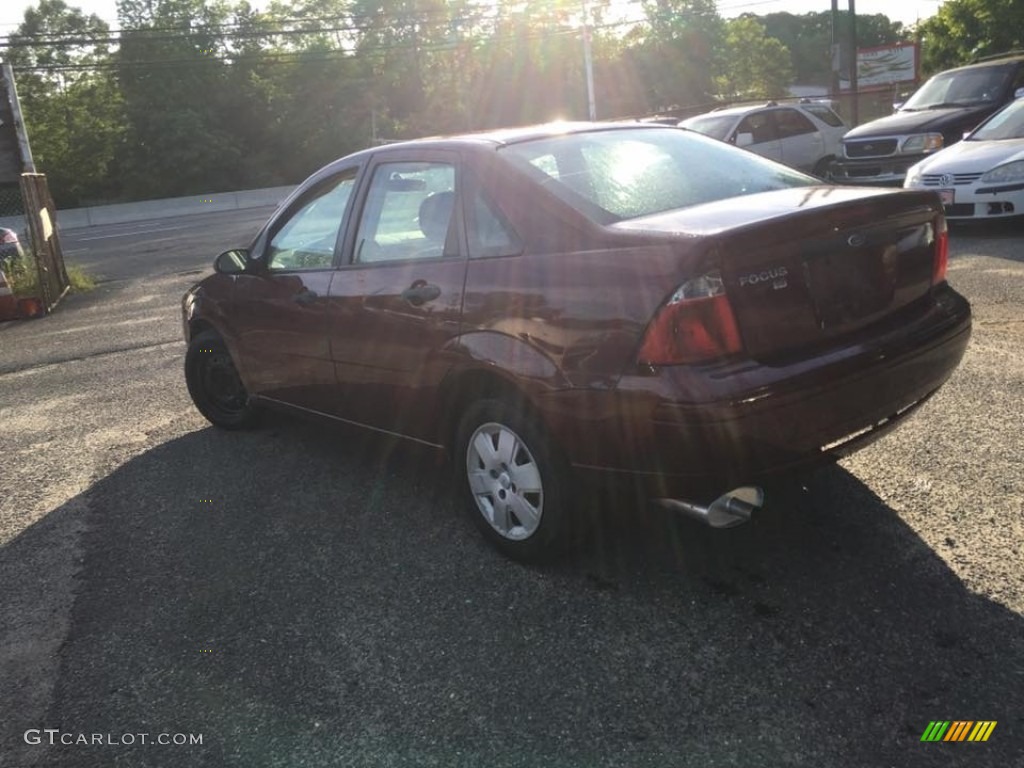 2007 Focus ZX4 SE Sedan - Dark Toreador Red Metallic / Charcoal/Light Flint photo #6