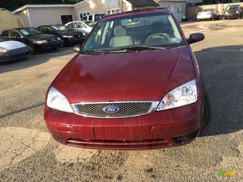 2007 Focus ZX4 SE Sedan - Dark Toreador Red Metallic / Charcoal/Light Flint photo #9