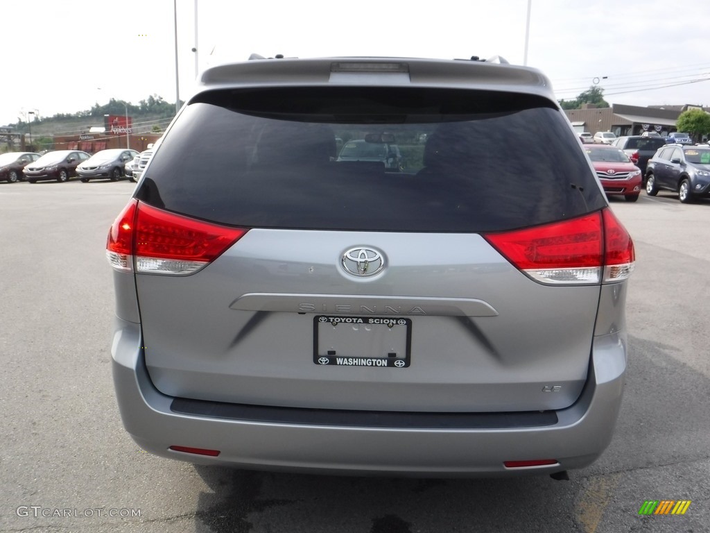 2014 Sienna LE - Silver Sky Metallic / Light Gray photo #7