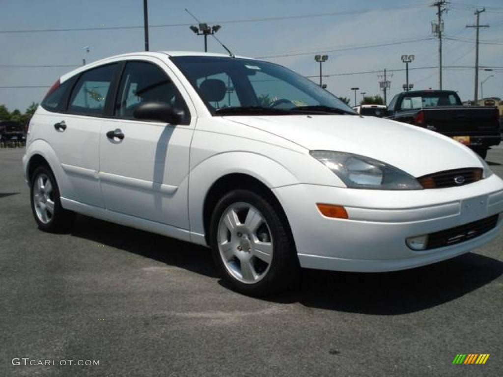 2004 Focus ZX5 Hatchback - Cloud 9 White / Medium Graphite photo #5