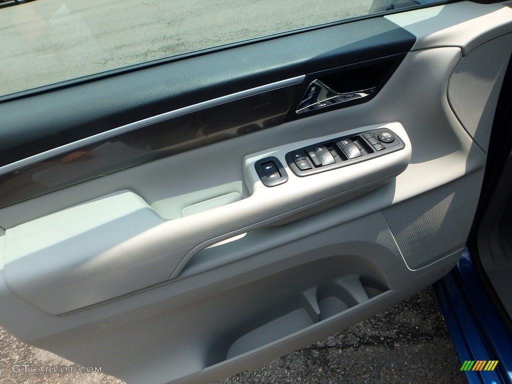 2010 Routan SE - Antigua Blue Metallic / Aero Gray photo #12