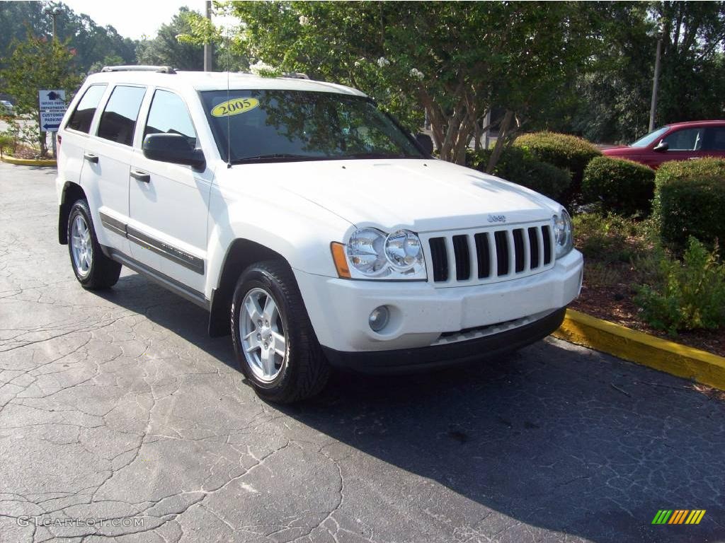 2005 Grand Cherokee Laredo - Stone White / Medium Slate Gray photo #1