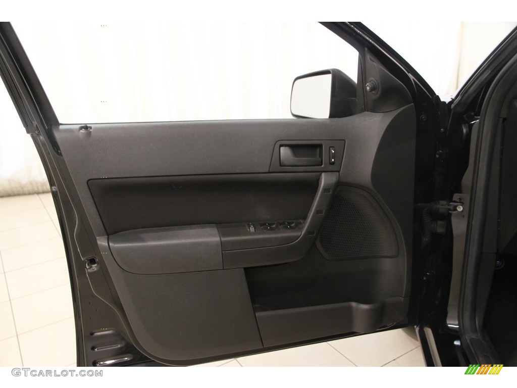 2010 Focus SE Sedan - Ebony Black / Charcoal Black photo #4