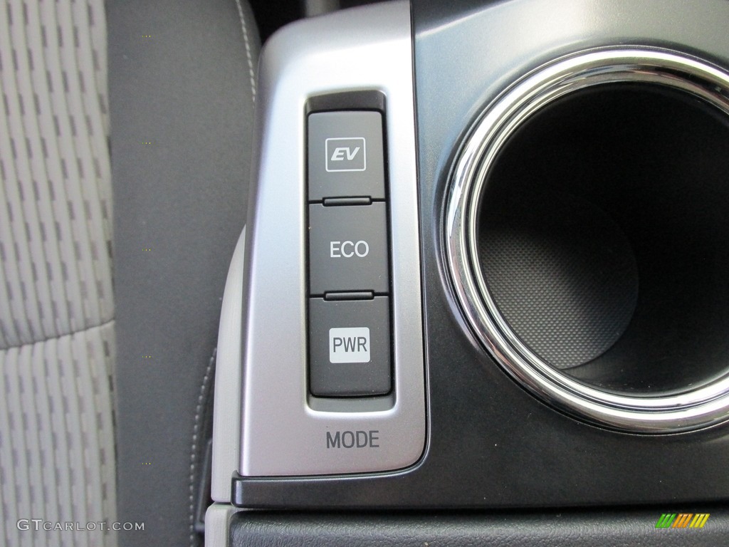 2016 Toyota Prius v Three Controls Photos