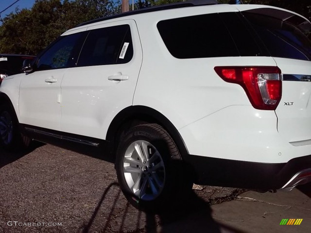 2016 Explorer XLT - Oxford White / Medium Light Camel photo #3