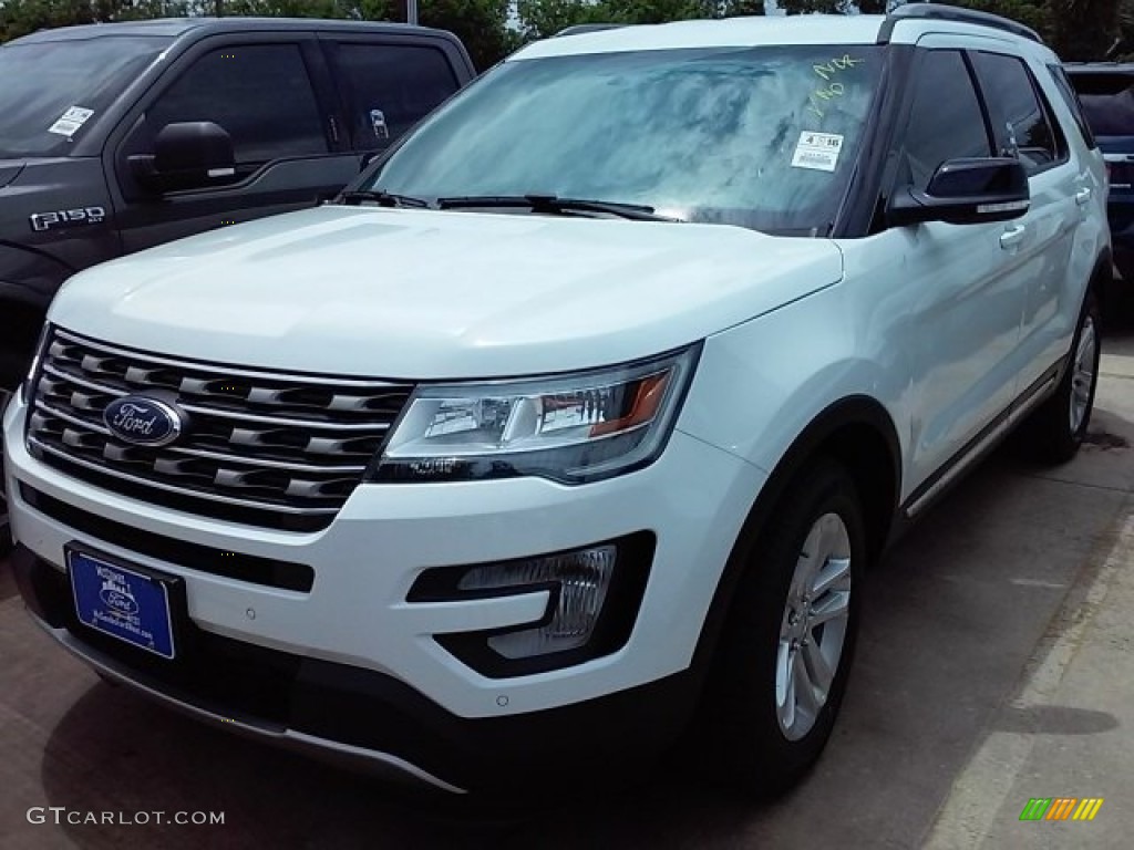 2016 Explorer XLT - Oxford White / Medium Light Camel photo #25