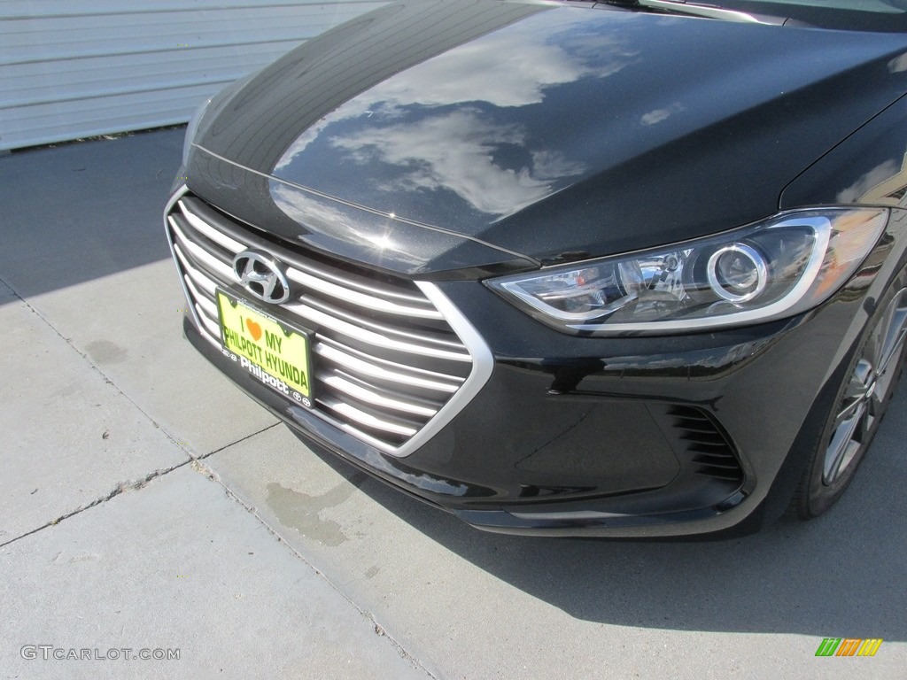 2017 Elantra SE - Black / Gray photo #10