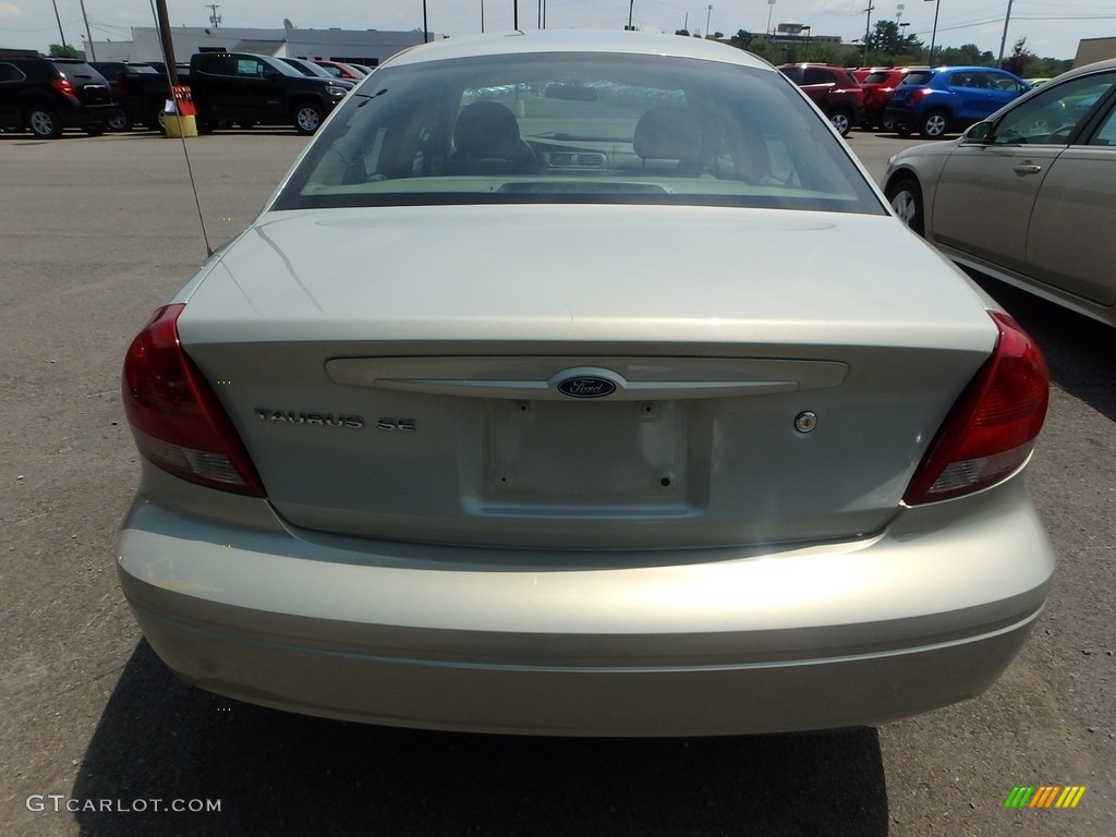2004 Taurus SE Sedan - Arizona Beige Metallic / Medium Parchment photo #3