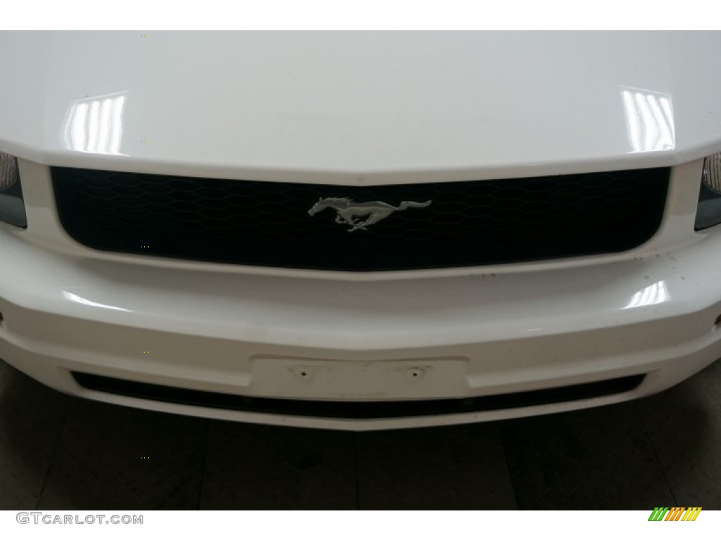 2005 Mustang V6 Premium Coupe - Performance White / Dark Charcoal photo #48