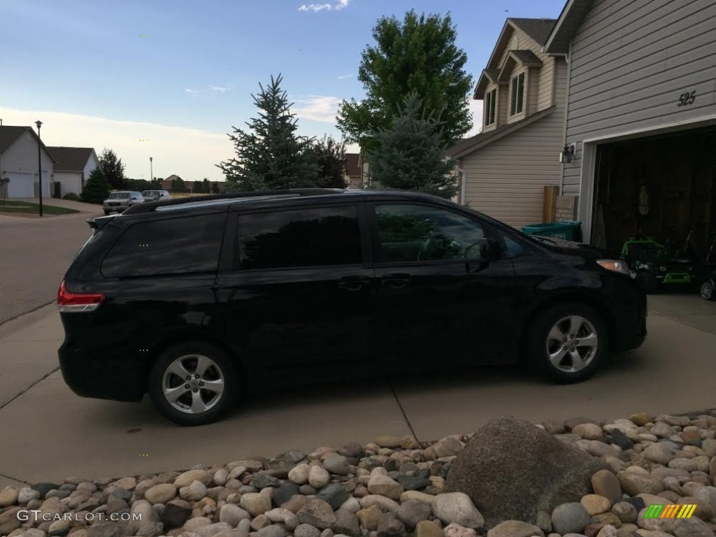 2011 Sienna LE - Black / Bisque photo #4