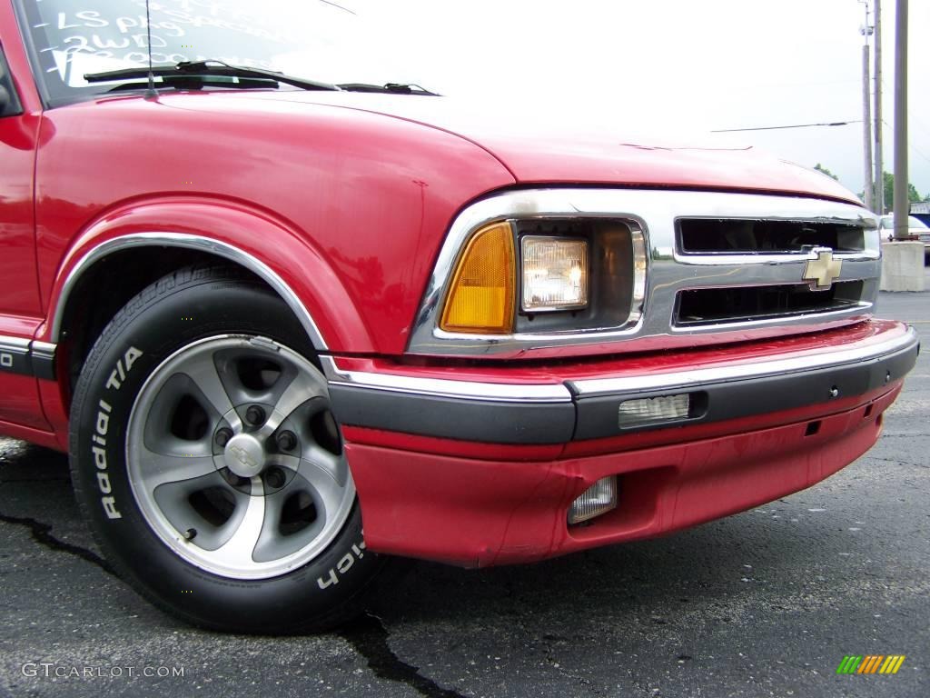 1996 S10 LS Extended Cab - Apple Red / Graphite photo #2