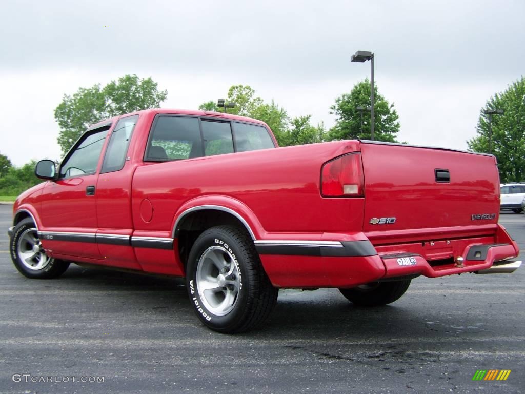 1996 S10 LS Extended Cab - Apple Red / Graphite photo #4