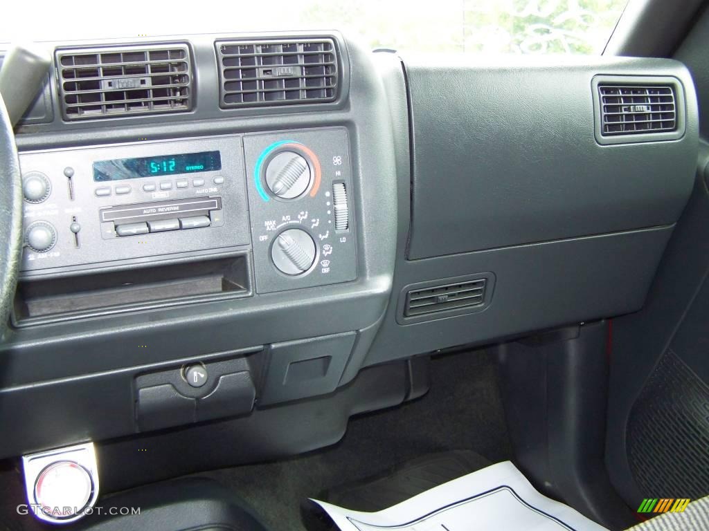 1996 S10 LS Extended Cab - Apple Red / Graphite photo #13