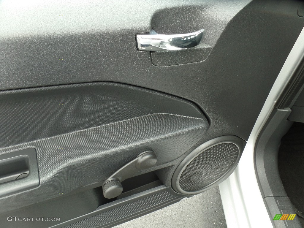 2009 Caliber SE - Bright Silver Metallic / Dark Slate Gray photo #18