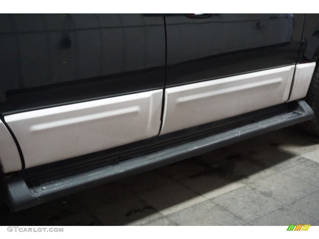 2003 Expedition XLT 4x4 - Black Clearcoat / Flint Grey photo #61