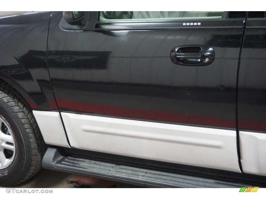 2003 Expedition XLT 4x4 - Black Clearcoat / Flint Grey photo #78