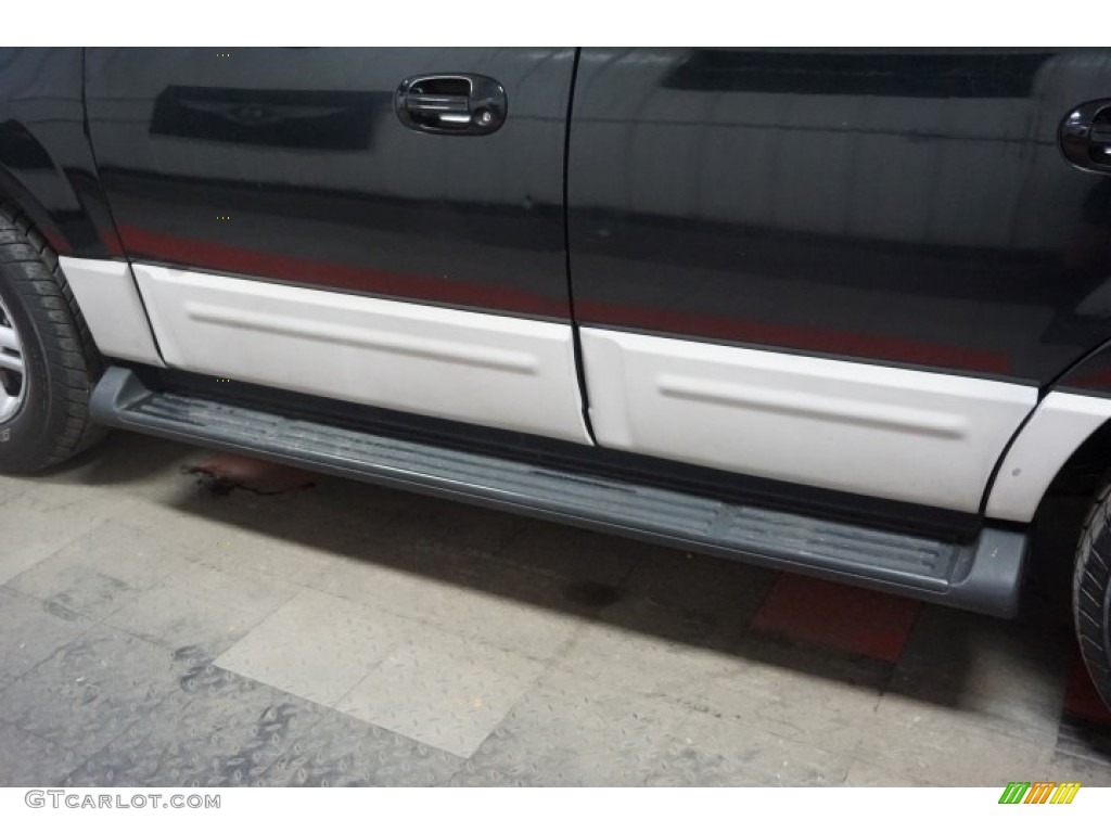 2003 Expedition XLT 4x4 - Black Clearcoat / Flint Grey photo #79