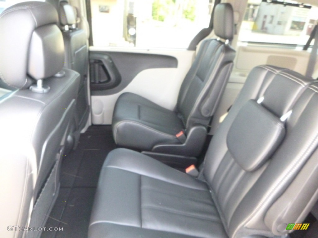 2016 Town & Country Touring - Brilliant Black Crystal Pearl / Black/Light Graystone photo #4