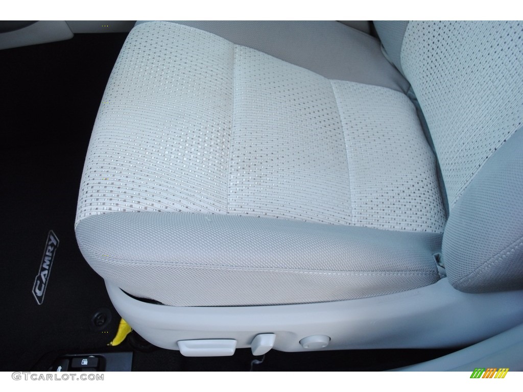 2014 Camry LE - Attitude Black Metallic / Ivory photo #12