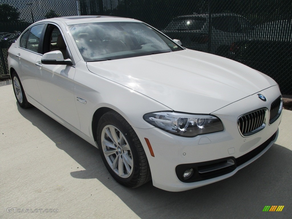 2016 5 Series 528i xDrive Sedan - Alpine White / Venetian Beige/Black photo #5