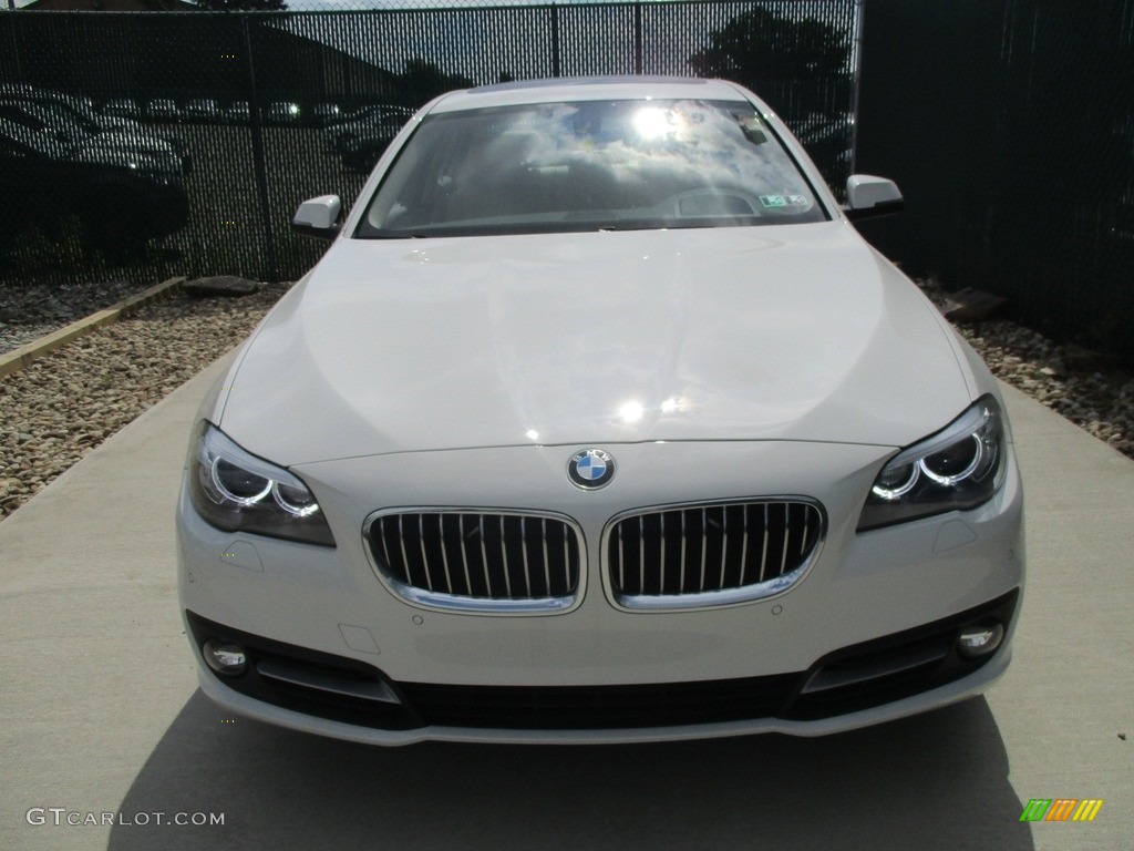 2016 5 Series 528i xDrive Sedan - Alpine White / Venetian Beige/Black photo #6