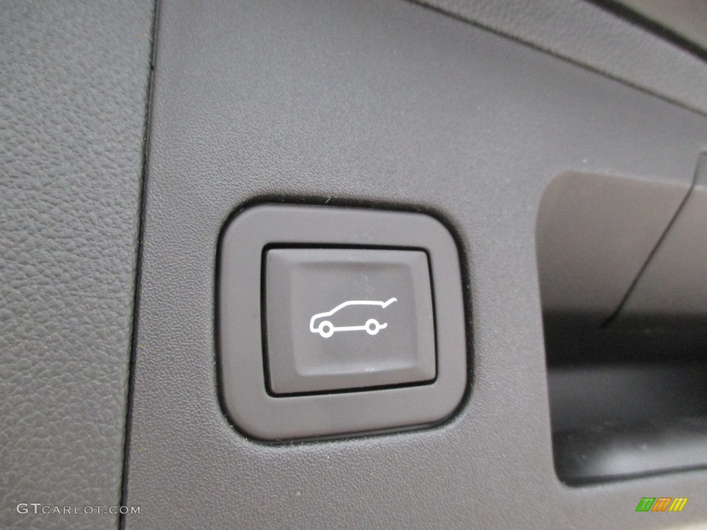 2017 Cadillac XT5 Premium Luxury Controls Photo #114148930