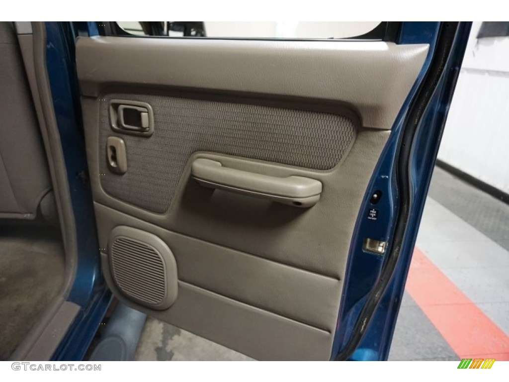 2004 Frontier XE V6 Crew Cab 4x4 - Electric Blue Metallic / Gray photo #16