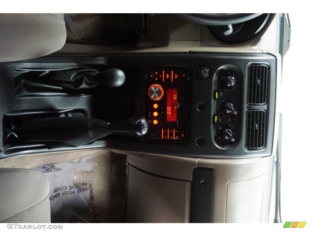 2004 Frontier XE V6 Crew Cab 4x4 - Electric Blue Metallic / Gray photo #26