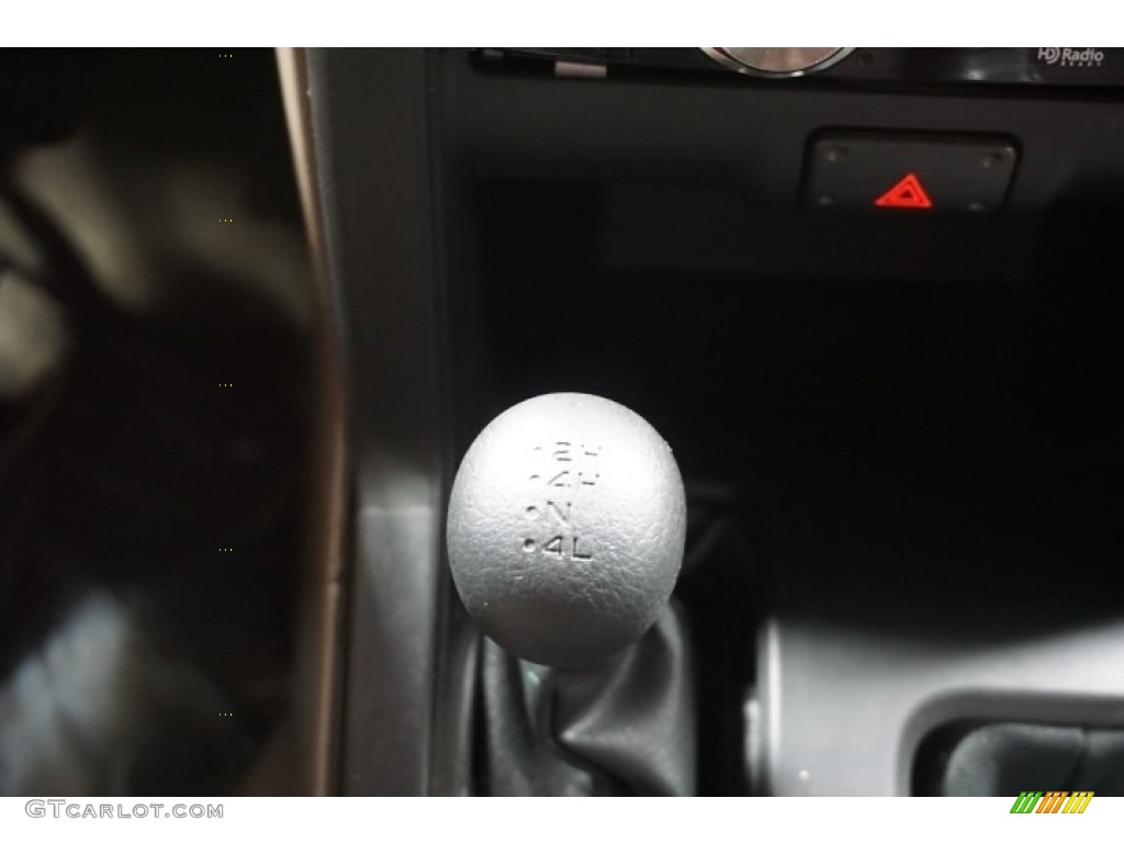 2004 Frontier XE V6 Crew Cab 4x4 - Electric Blue Metallic / Gray photo #39