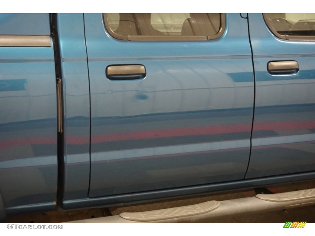 2004 Frontier XE V6 Crew Cab 4x4 - Electric Blue Metallic / Gray photo #58